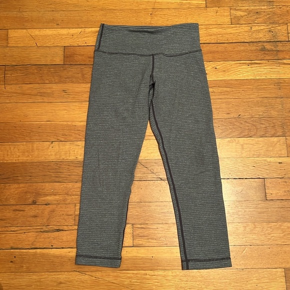 Lululemon Wunder Under Crop Reversible Tights in Grey, size 4 - Picture 2 of 12